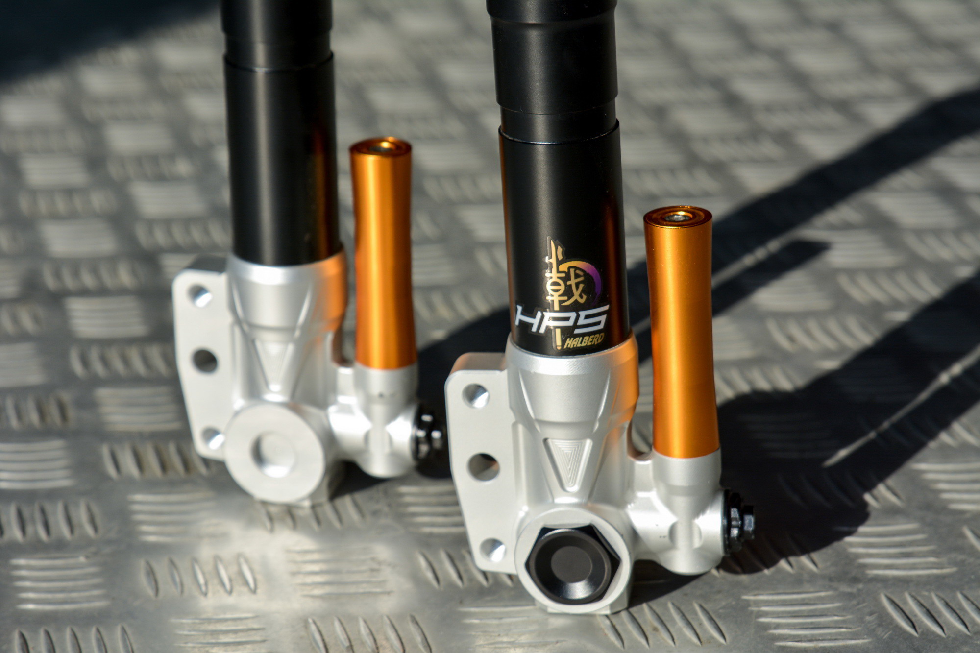 提高了稳定性与舒适度！野蛮公牛HPS前叉、XPS后减震