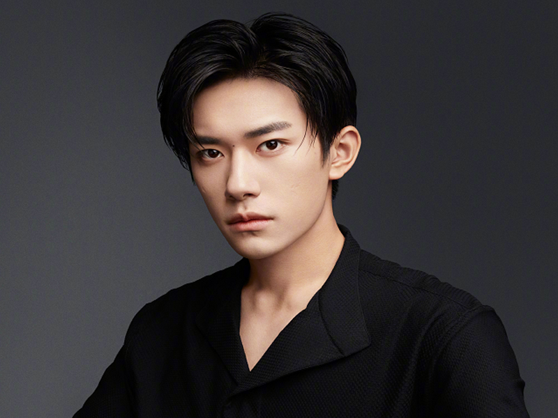 阿玛尼全球代言人易烊千玺口红,易烊千玺是第一个代言瑞幸的吗