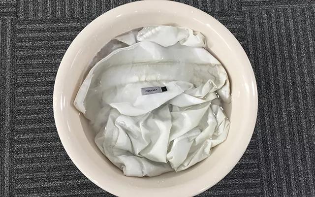 解救懒癌晚期的洗衣神器！衣服泡一泡就干净，白衬衫也不用死命搓