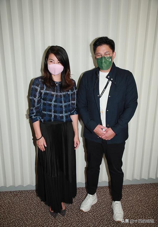 车晓穿毛衣,车晓戴着口罩