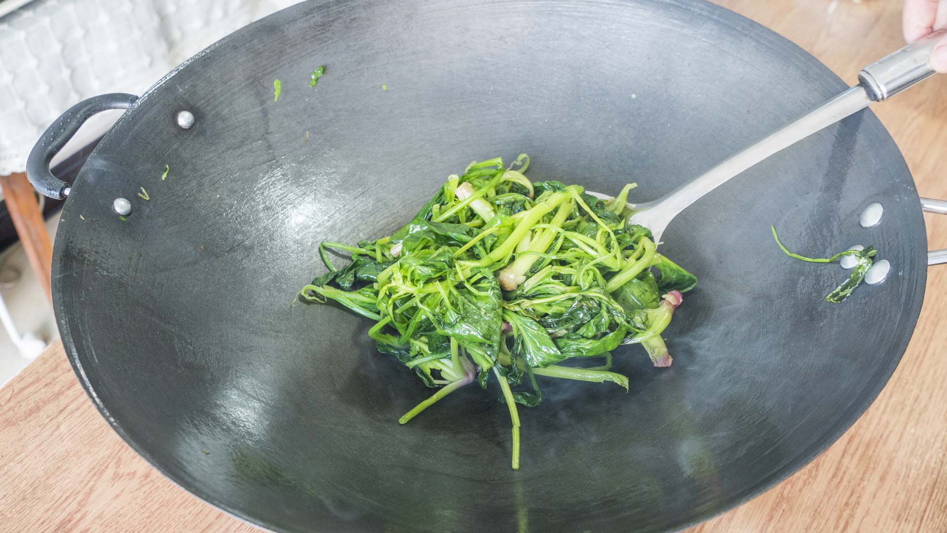 新铁锅千万别直接用，教你正确的开锅方法，不粘锅不生锈，特实用