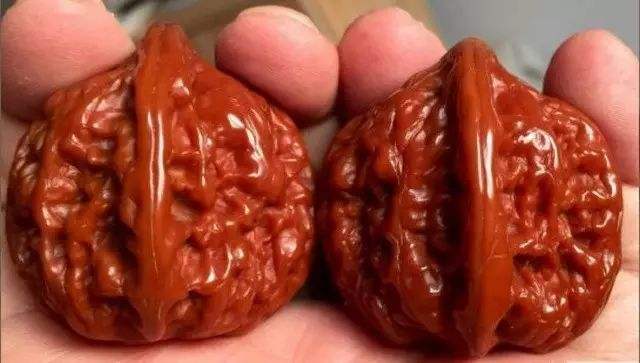 文玩核桃酱色到红色需要盘多久,什么品种的文玩核桃盘出来最漂亮