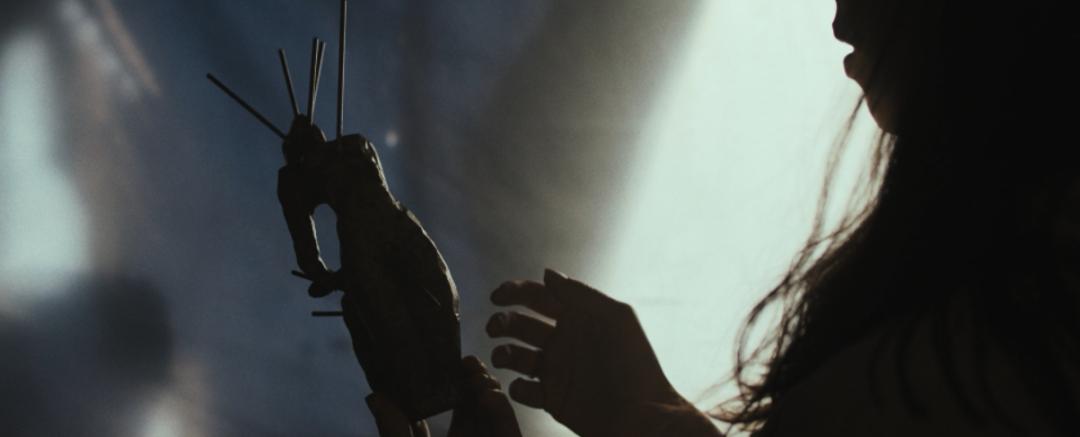 丈夫离奇自杀，竟化作鬼魂留在家中？看一眼镜子，没那么简单……