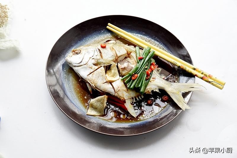 鲳鱼怎么蒸好吃又简单,清蒸鲳鱼香菇