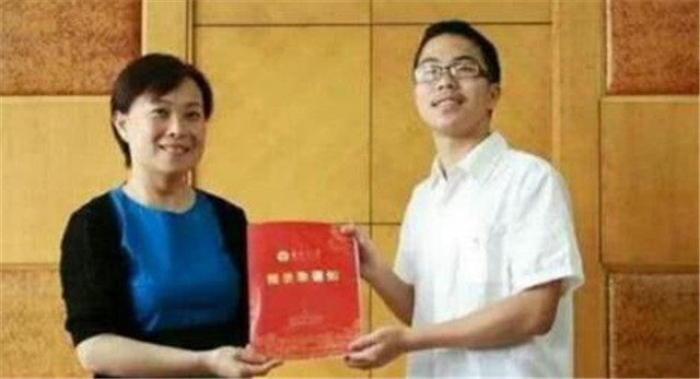 高考满分作文阅卷老师50个字,高考惊艳阅卷官的满分作文