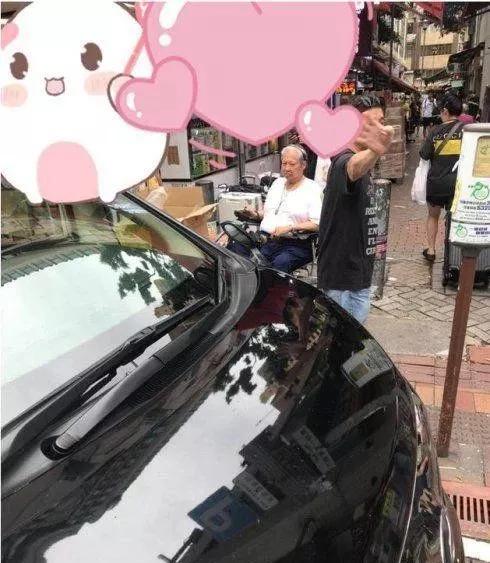 洪金宝老态照片,洪金宝现身街头满头白发