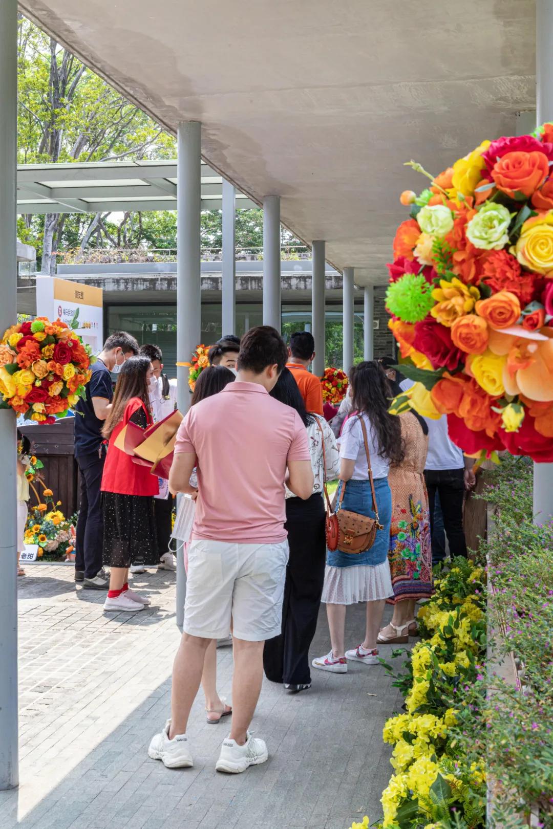 520深圳民政局大排长队！在深圳结婚的90后们，都得靠爸妈？