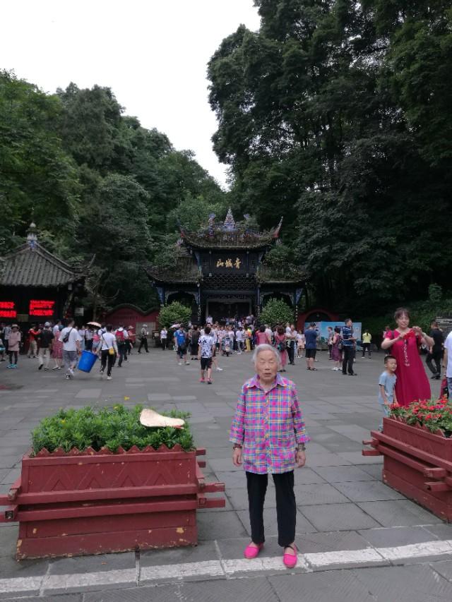 带着93岁老母亲旅行,抬着90多岁的老母亲上山旅游