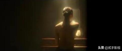 美女屠夫开肉店，生意火爆，警察不要工作，就想进来看一眼老板娘