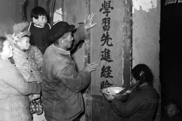 九张折射过年气氛的照片,百张罕见的过年老照片这才是年味