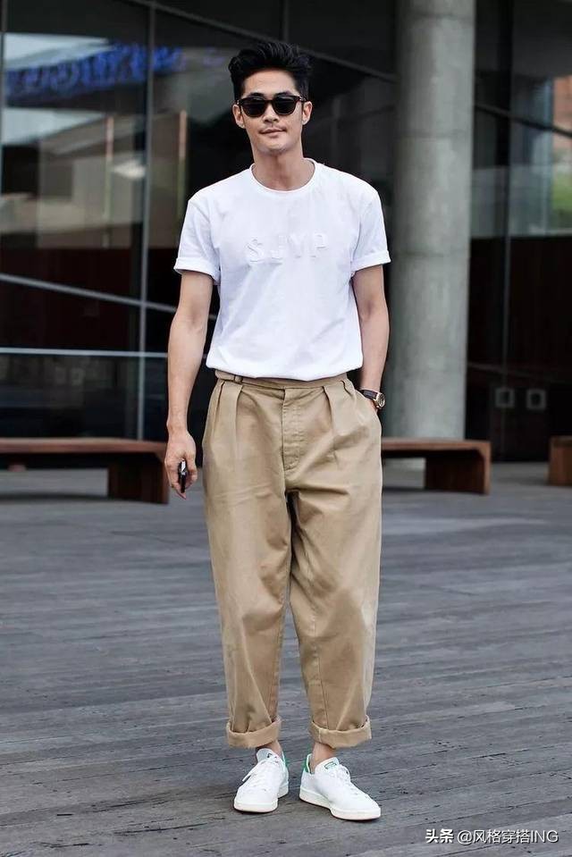 男士米白色小西服搭配卡其色裤子,秋冬男士宽松卡其色裤子搭配