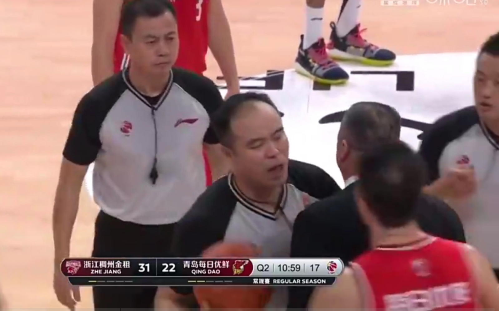 cba裁判被打得最惨的一次,再现争议盘点cba裁判最尴尬时刻