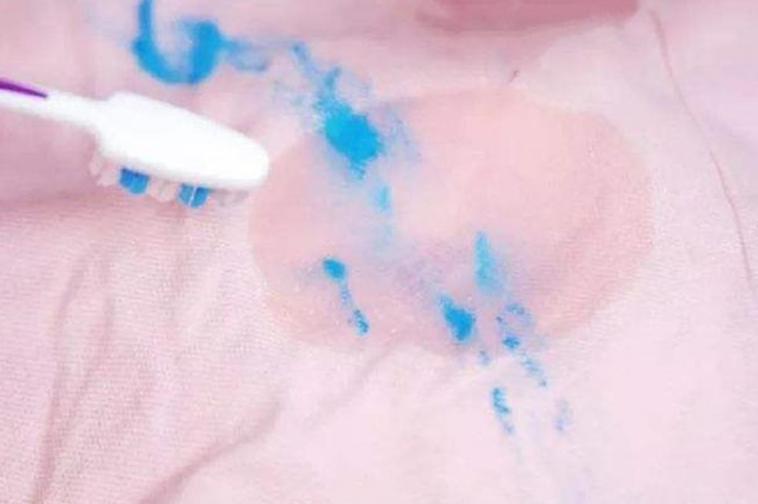 衣物弄上油垢很难清洗怎么办,朋友们试试这几个小窍门吧