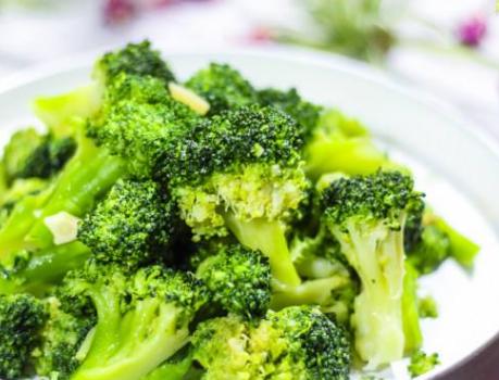 西兰花鸡蛋糕西兰花用焯水吗,西兰花炒肉西兰花是不是要焯水