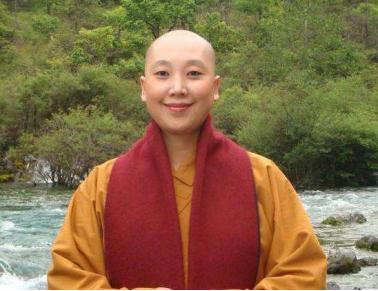 她曾是华语歌坛的顶峰，在事业巅峰期出家为尼，如今过得怎样？