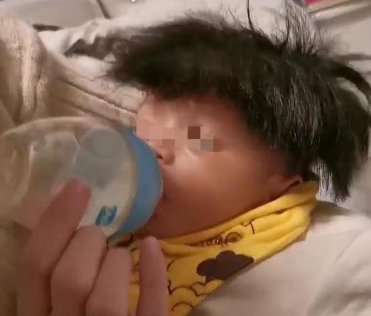 新生儿自带“锡纸烫”走红，茂盛发量引网友笑称：“渣男宝宝”