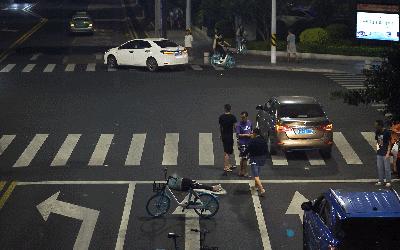 出尽洋相！珠海一奇葩男子躺马路中间睡大觉！过往司机提心吊胆！