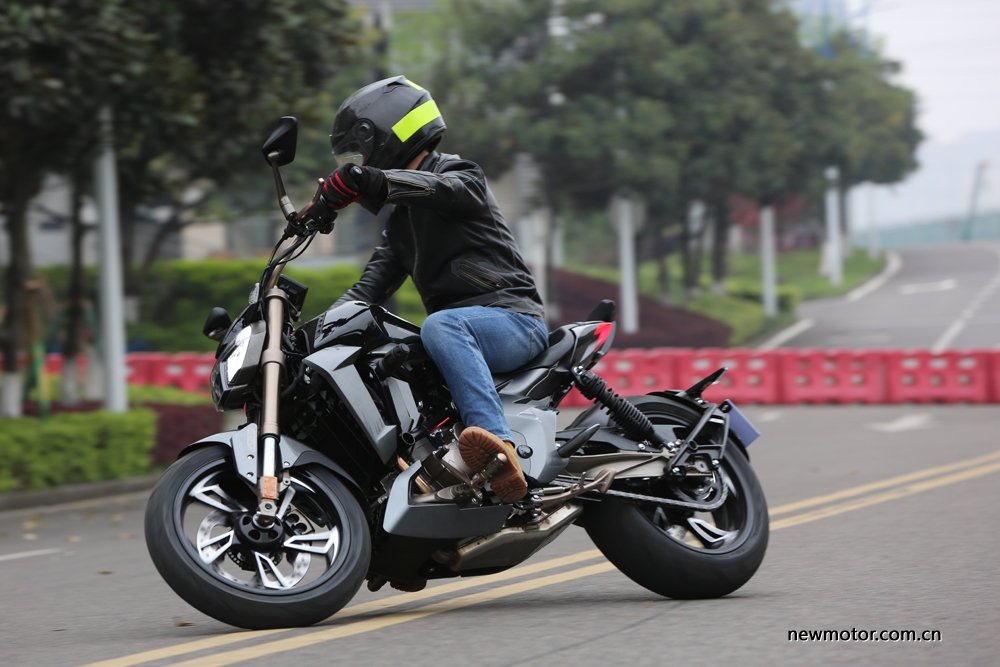 升仕310V试驾/多图：舒适好骑的运动太子车，标配ABS，全LED灯具