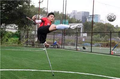 独腿小伙回应拄拐踢球,独腿男子拄拐踢球