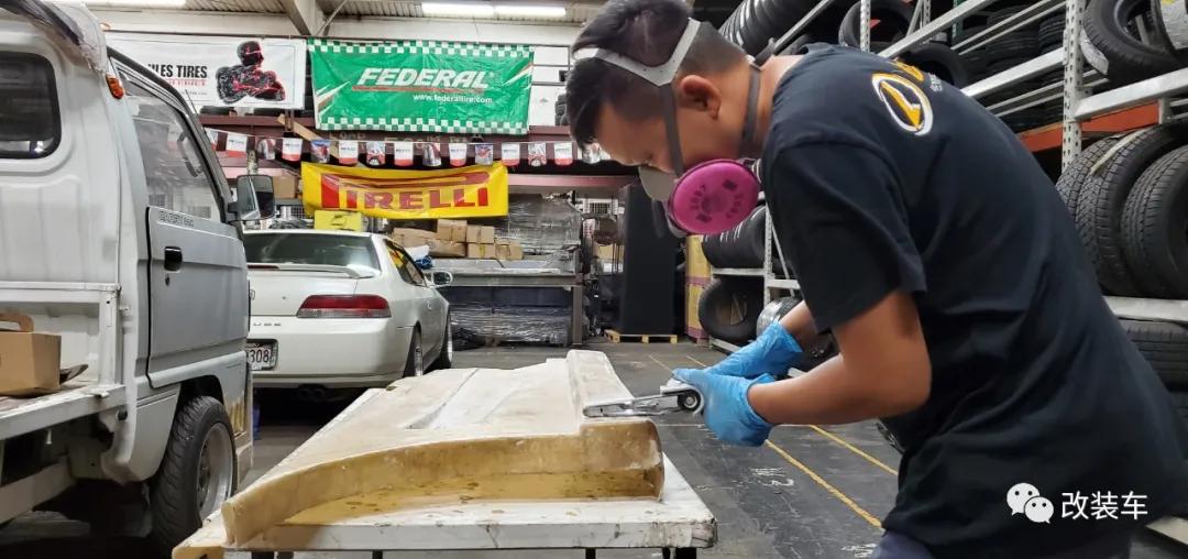 中置四驱五速手动的双门超跑，今晚我在秋名山等你