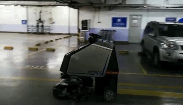 谁说机器人”行走”只求不撞墙？看高仙花式避障！