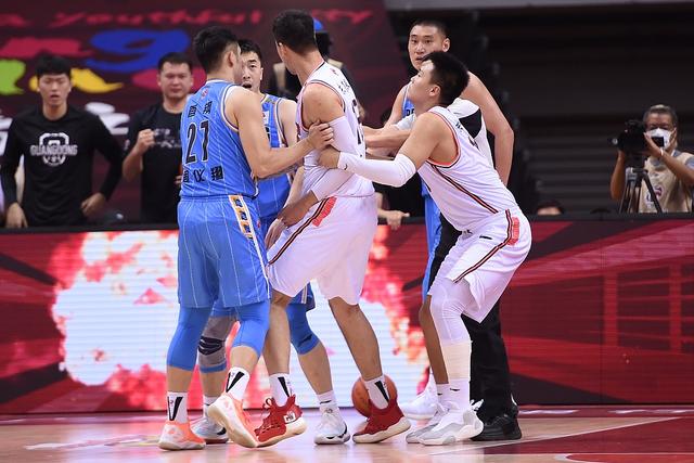比阿日还狠！北京队长脚踩广东奇兵要害，后者面容痛苦裁判没反应