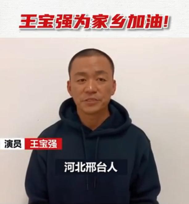 王宝强开豪车接送儿子，王子豪身高已到爸爸胸口，自强独立受好评