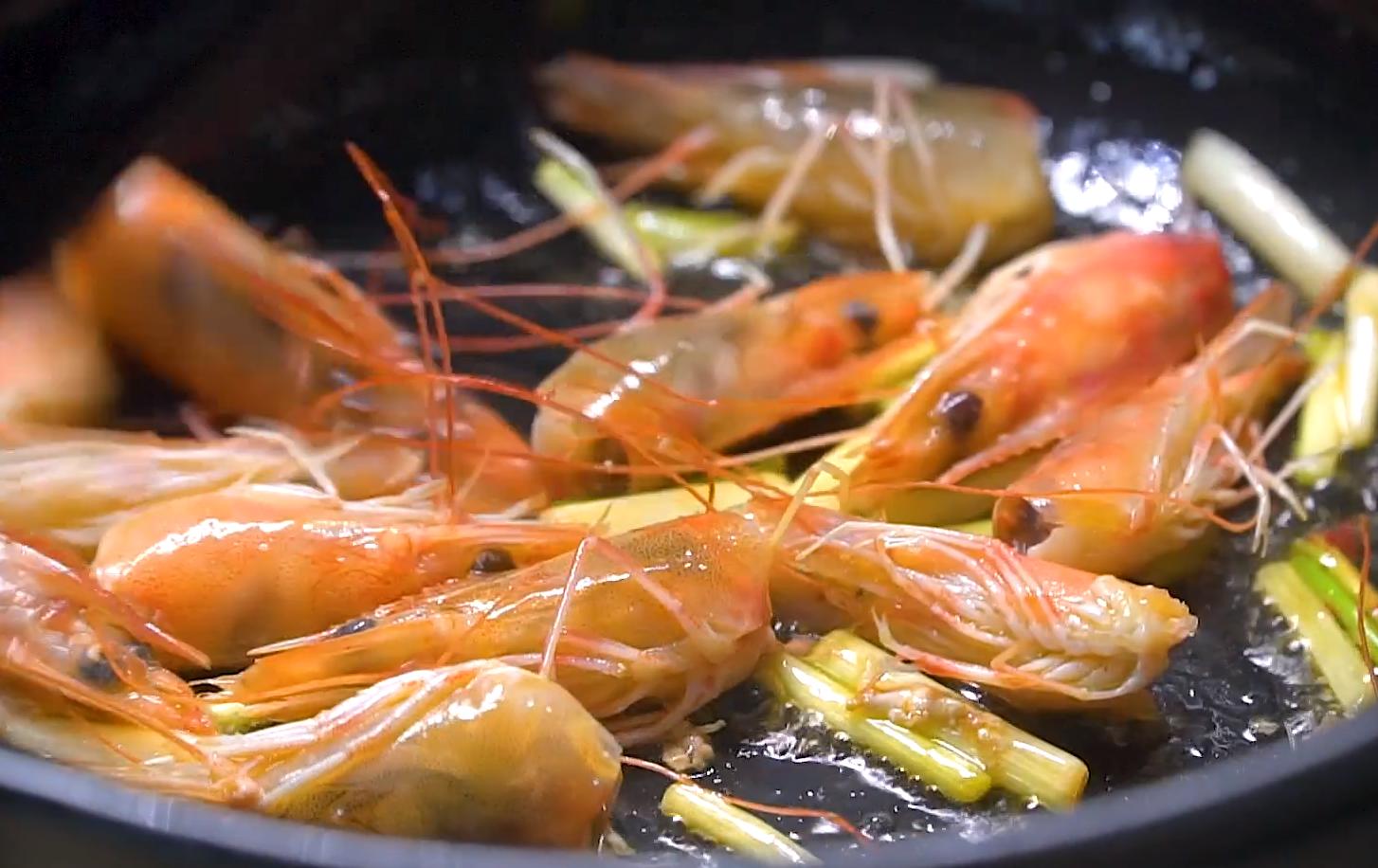 香菇大虾海鲜粥电饭煲做法,懒人版速冻虾海鲜粥的家常做法