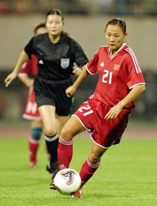 中国女足脱球衣庆祝名场面,女足腹肌秒杀男足