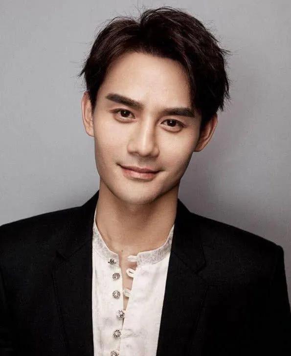 行走的荷尔蒙，这6位越老越有味，大胡茬克制又霸道，气质太绝了