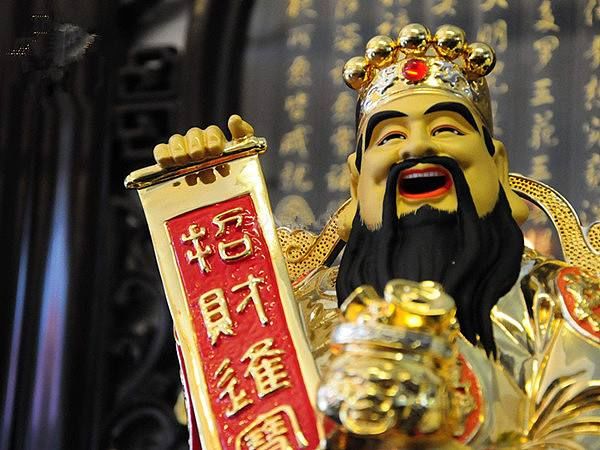财神爷有多少人供奉现在,家里供的财神爷好几年没灵验了