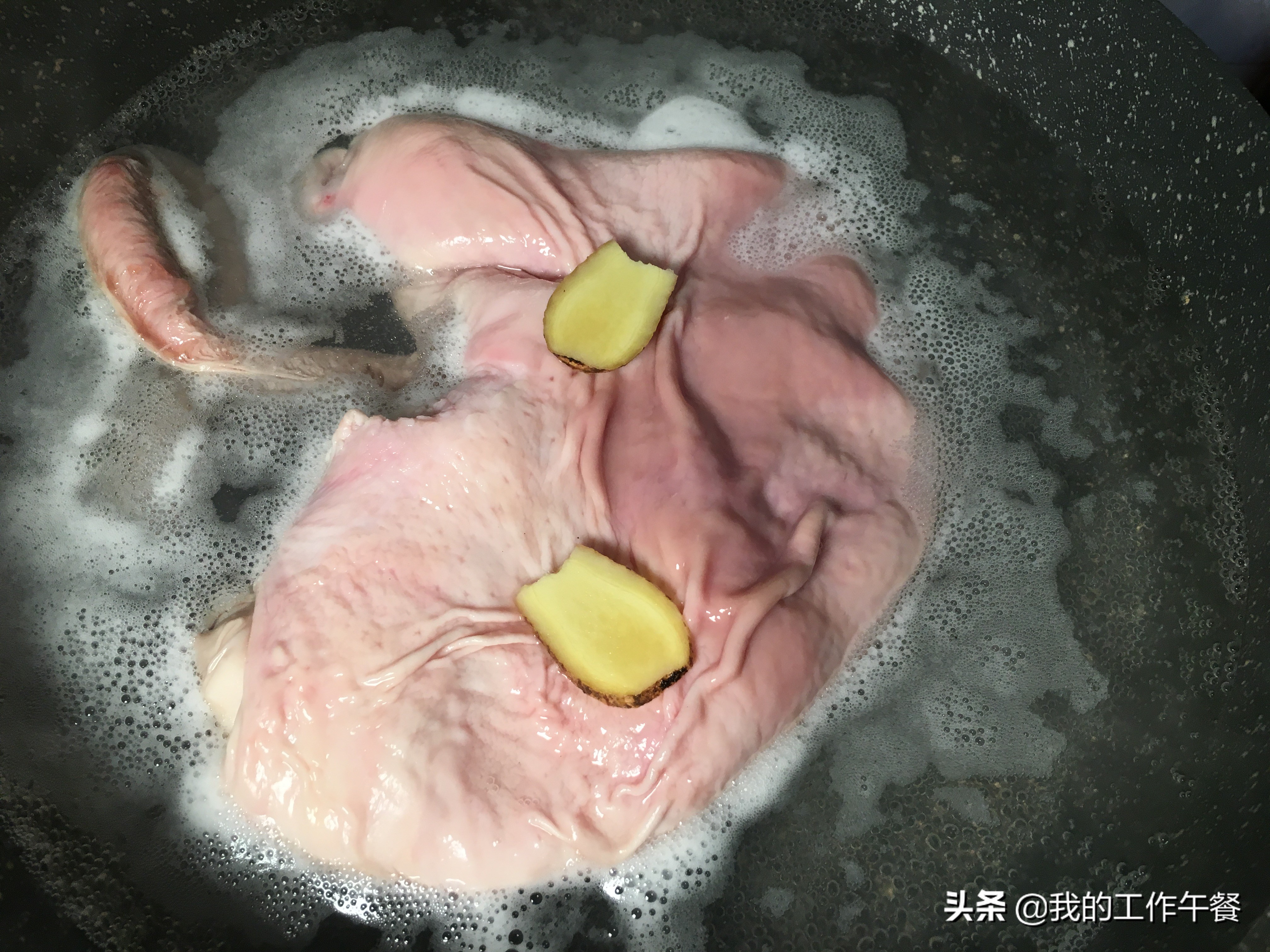 冬天来碗猪肚鸡汤暖身又养胃,秋季如何煲猪肚鸡汤好喝