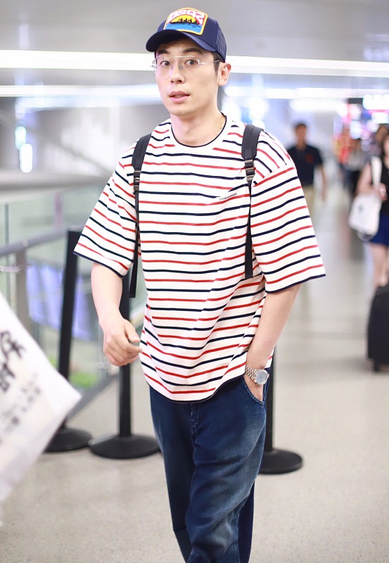 “指导员梅生”穿西装真有型，黑色西装配T恤，休闲随性，超帅