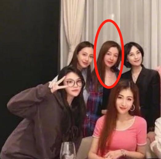 连她都要镶边合影的集会，来头这么大？