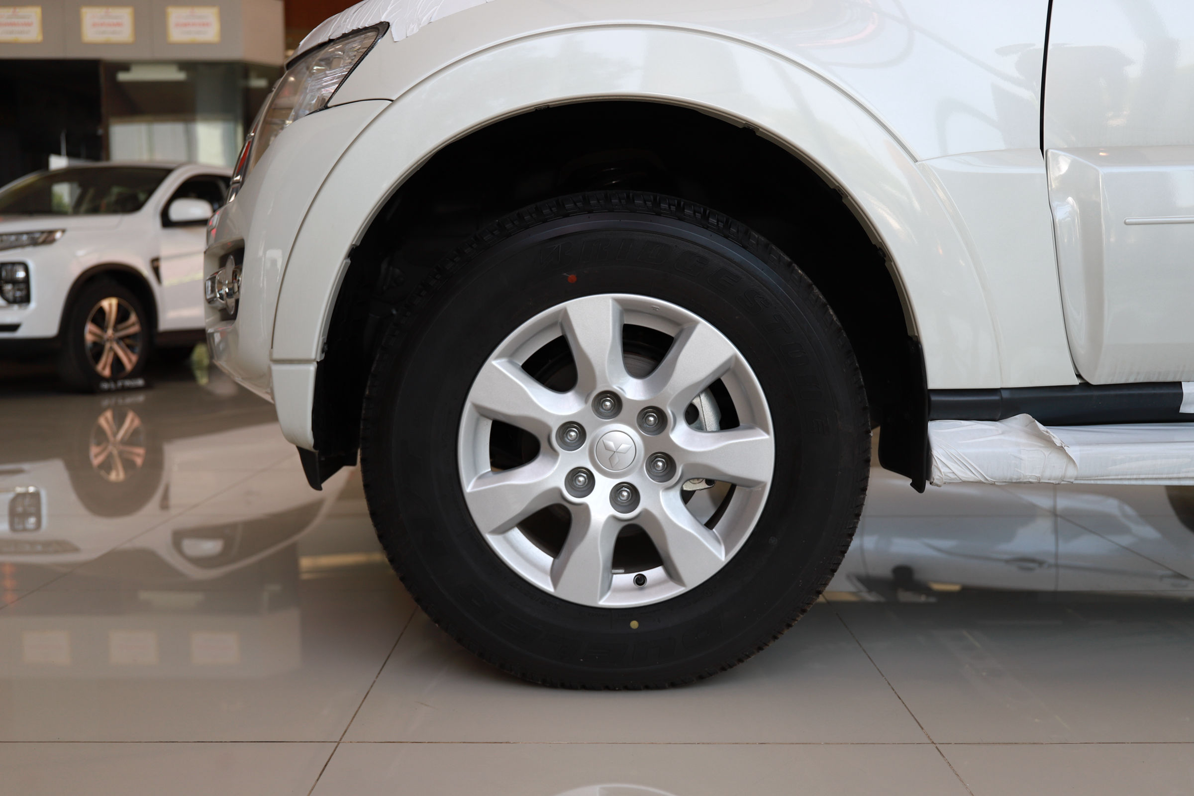 帕杰罗v77与lc100陆巡4500哪个好,2020款三菱进口帕杰罗越野视频