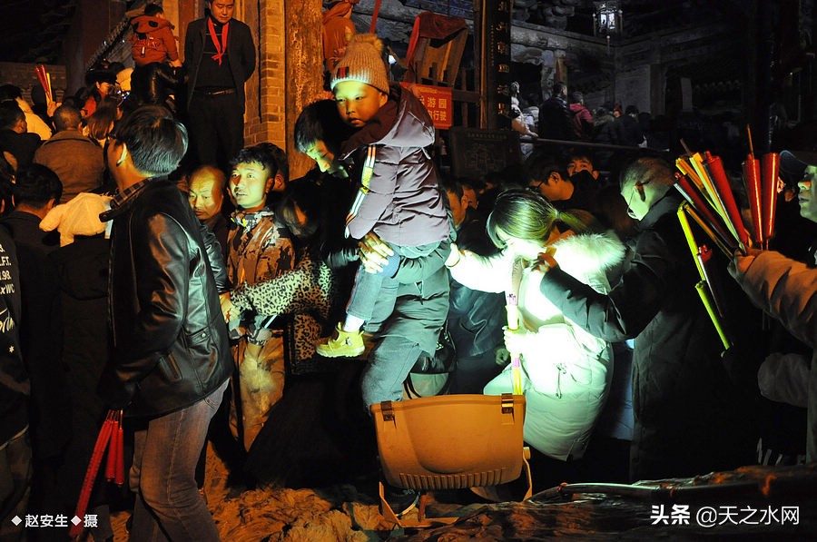 甘肃天水数万民众“上九朝观”祈福纳祥争烧头柱香！（组图）