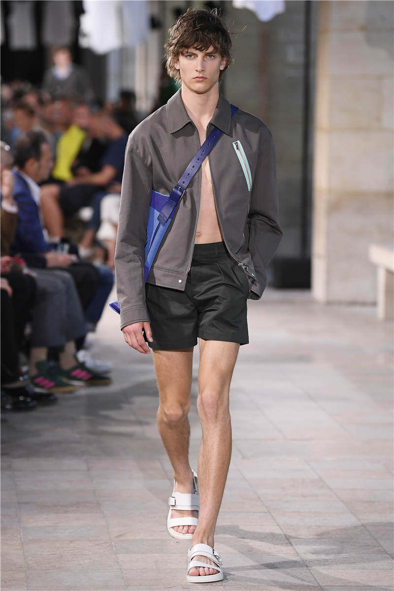 越来越短的男士短裤：从难登大雅之堂到迎来黄金时代，裸露的大腿是男性化的标志？