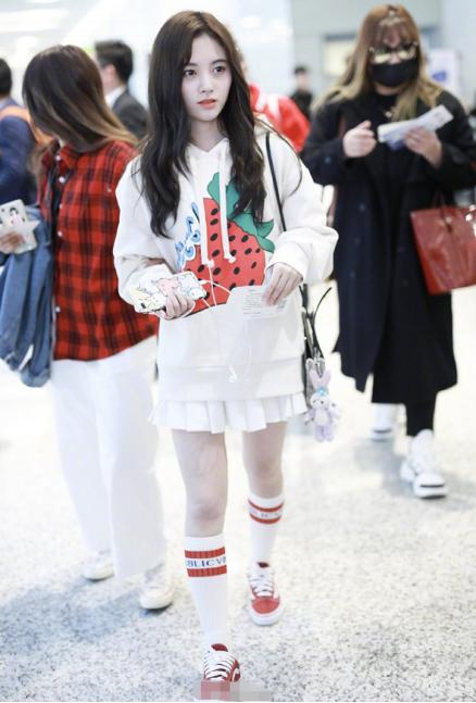 鞠婧祎百褶裙中筒袜图片,鞠婧祎可爱古装装扮