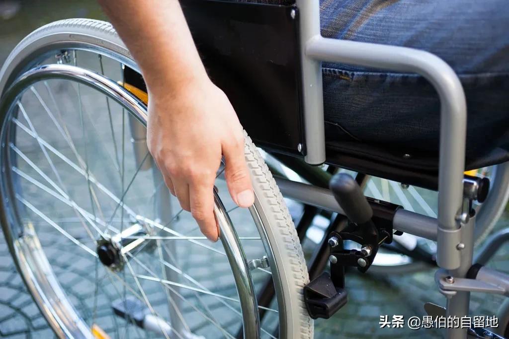 家人照顾脑梗老父亲真实的视频,老爸得了脑梗变得跟孩子样