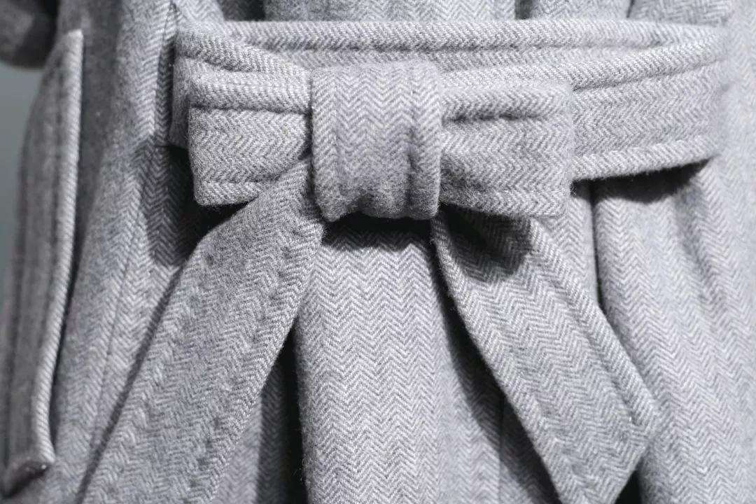 风衣后面的腰带怎么系,带扣风衣腰带后面系法