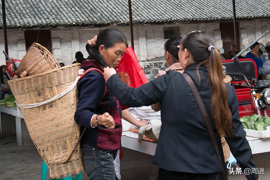 乡村老人一头蓄了十多年的长发，几十元钱就卖给了收购头发的贩子