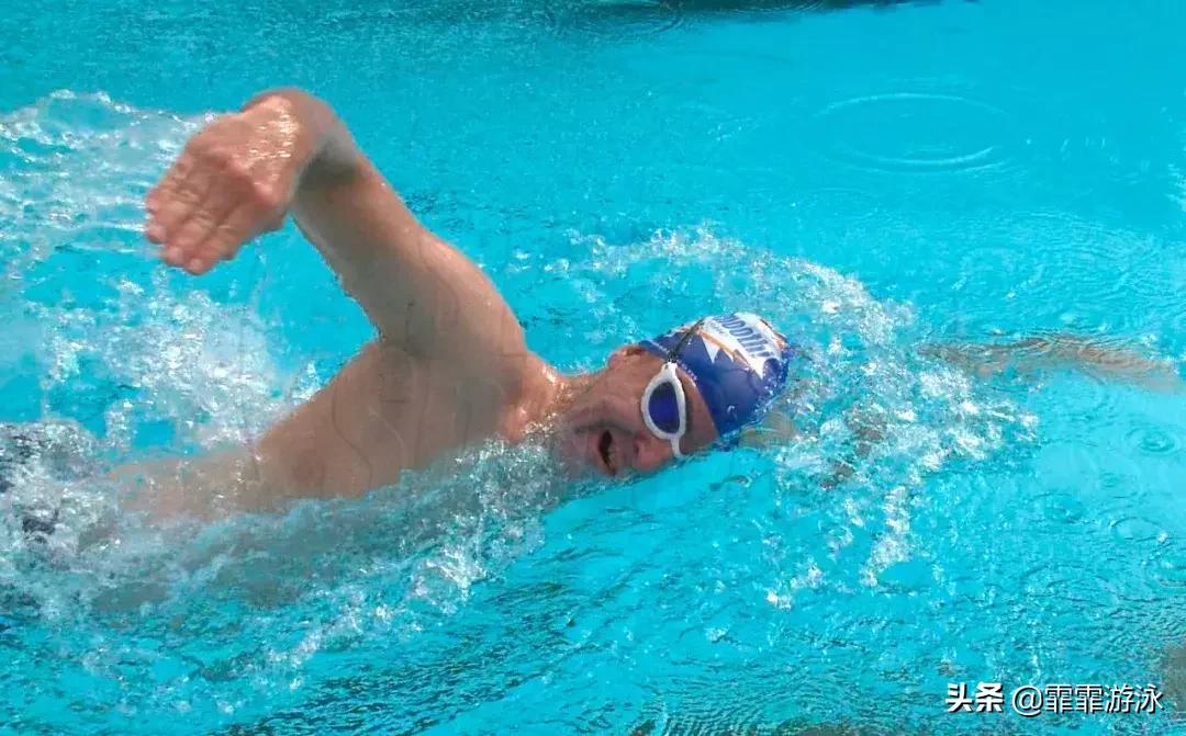 自由泳两边呼吸方法,自由泳开放水域双侧呼吸