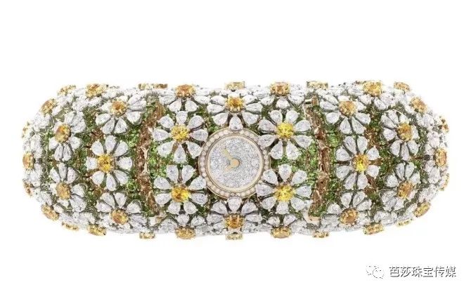 早春最流行的珠宝搭配,什么穿搭可以戴夸张的珠宝