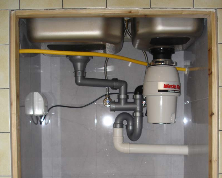 厨房地柜瓷砖好还是板材好,厨房做橱柜好吗