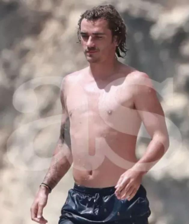 怪不得是拜仁王牌！莱万体检秀出肌肉完爆巴萨格列兹曼，不输c罗