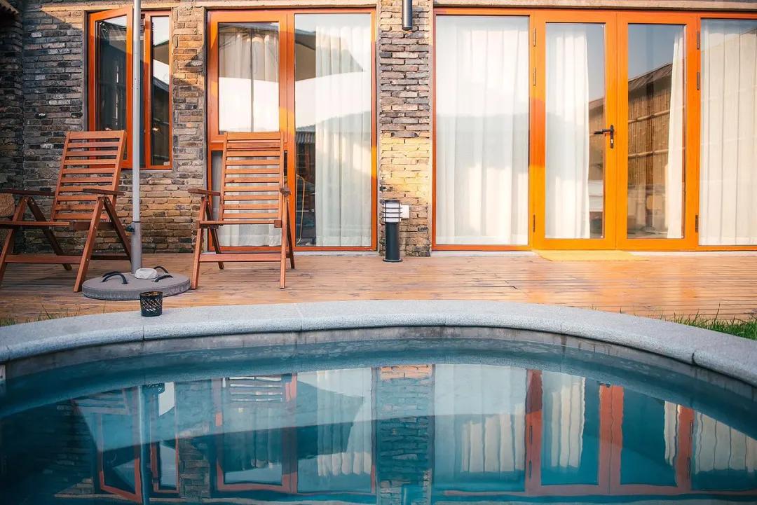 露天温泉小院精品,一房一厅庭院私家温泉