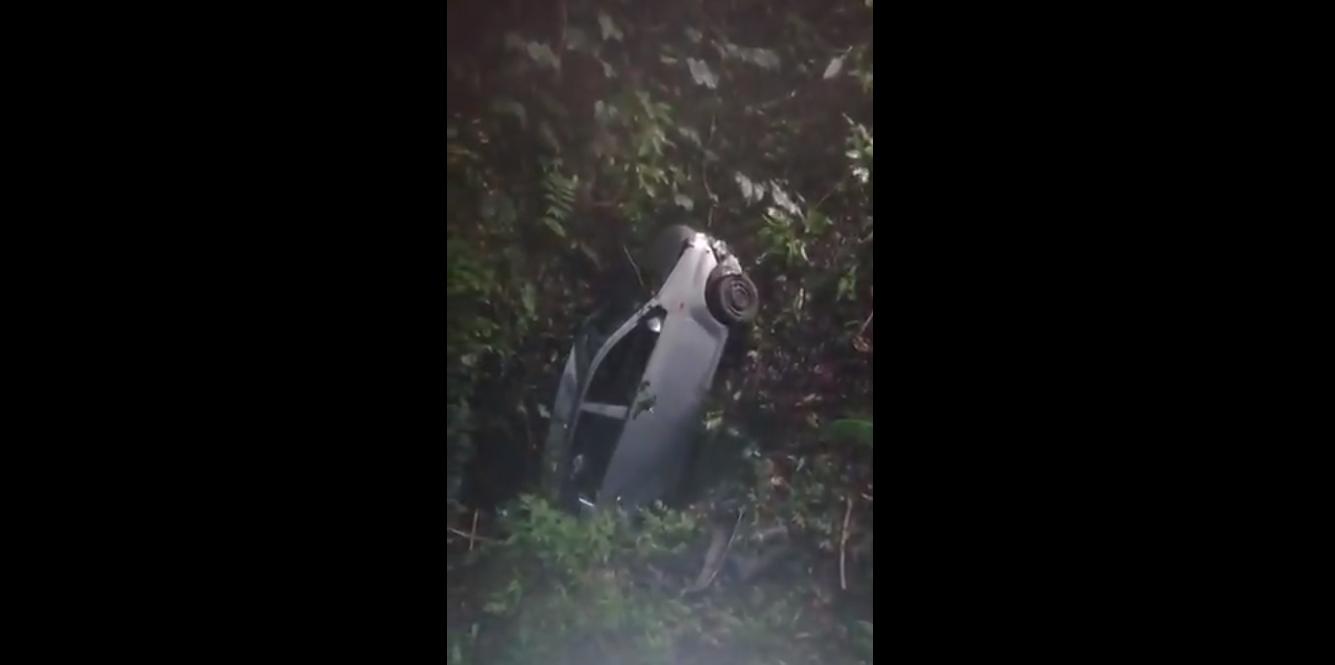 诡异！大马汽车坠落深坑，被拖出时惊现一只“鬼手”，网友吓惨