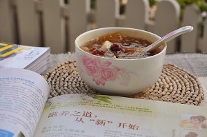 桃胶雪燕皂角米莲子百合银耳桂圆,养颜桃胶皂角米银耳羹