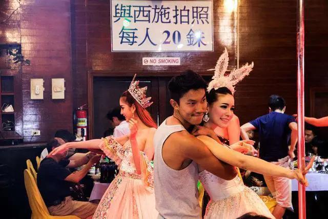 娶人妖为妻是啥感觉？小伙迎娶人妖皇后：生活幸福就是有点小尴尬