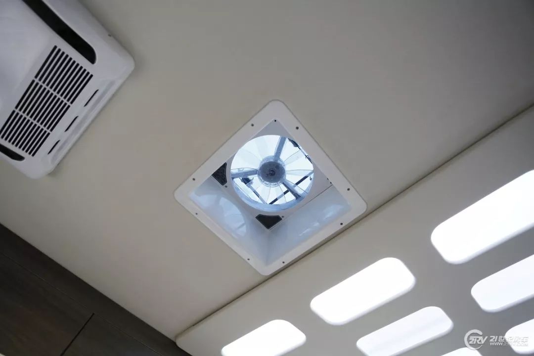 房车大全20-30万的小型c型房车,飞翔房车入门级b型房车价格